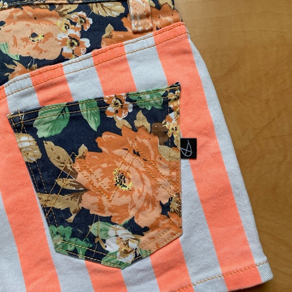 MINKPINK Australian Shorts Floral + Stripes XS - Picture 4 of 7